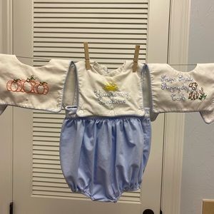 Little Lamb & Co. 12M Bubble (boys) with three bibs ☀️ 🐶 🎃